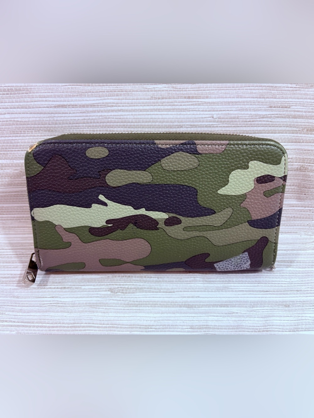 THIRTY ONE ✨jewell all about the benjamins camo zip wallet green *see mark*